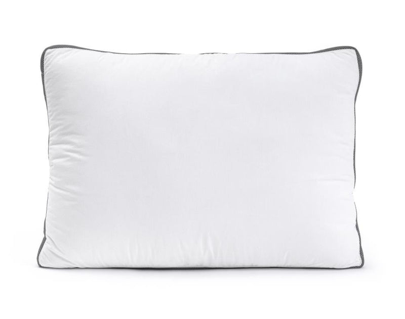 Valkoinen kolmen kammion 3D-memory foam -tyyny vuodevaatteiden päällä.