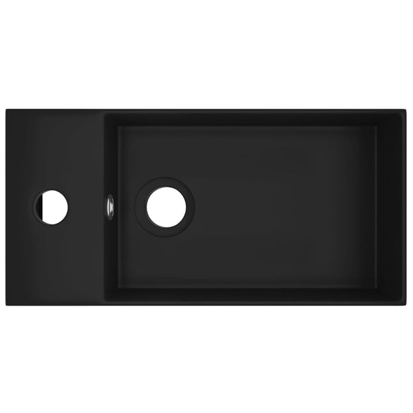 Kylpyhuoneen pesuallas ylivuodolla keraaminen matta musta