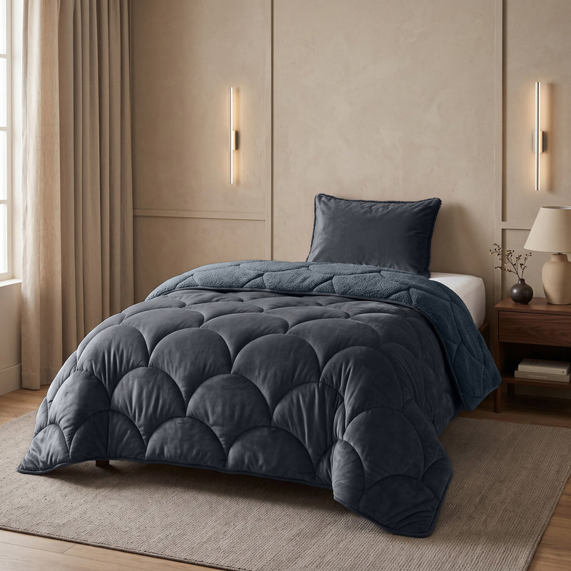 VUODEVAATTEET - Lazy Teddy/Velvet Antrasiitti Tyynyliinoilla Lazy peitto