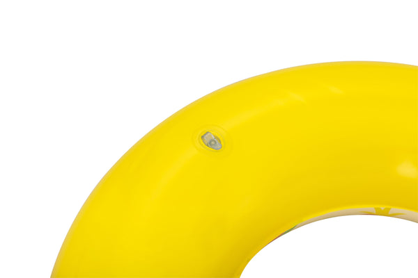 Värikäs kelluva uimarenkaan muotoinen vesilelu, jossa on hedelmäkuviointi. Koko 61 cm.