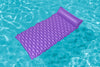 Violetti, 213cm x 86cm kokoinen Bestway 44020 ilmapatja rannalla.