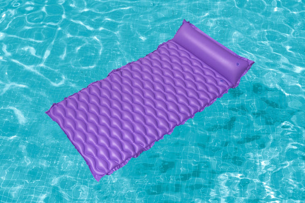 Violetti, 213cm x 86cm kokoinen Bestway 44020 ilmapatja rannalla.