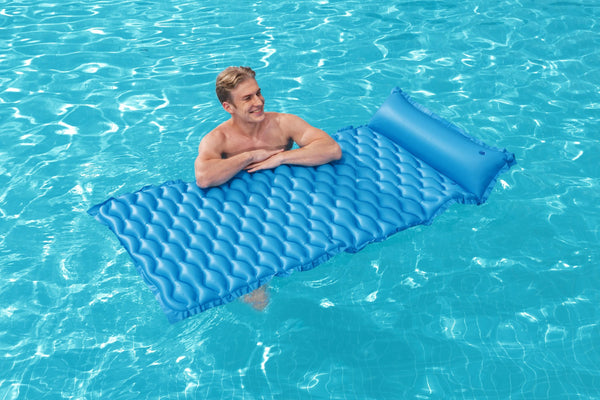 Sininen, 213cm x 86cm kokoisella ilmatäytteisellä rantapatjalla on valkoisia ja punaisia raitoja.