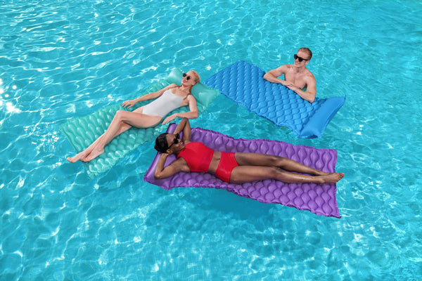 Sininen Bestway-dmukkaalla muotoiltu uima-alusta, mitat 213cm x 86cm.