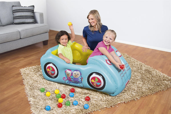 Bestway Fisher-Price -merkin tuote, joka on puhallettava kilpa-auton muotoinen leikkikeskus lapsille. Tuote on kooltaan 119 cm x 79 cm x 51 cm ja siinä on mukana palloja.