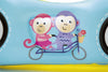 Bestway 93535 Fisher-Price -merkkinen puhallettava kilpa-autolla varustettu leikkikeskus, joka on mitoiltaan 119cm x 79cm x 51cm.