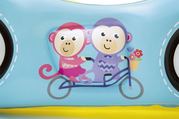 Bestway 93535 Fisher-Price -merkkinen puhallettava kilpa-autolla varustettu leikkikeskus, joka on mitoiltaan 119cm x 79cm x 51cm.