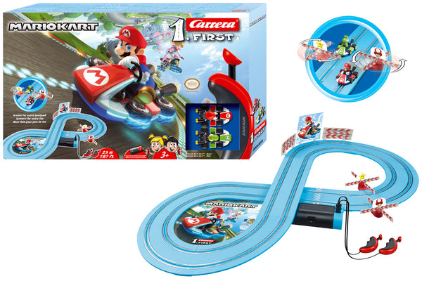 Carrera First -autorata, jossa on Nintendo Mario Kart -teema. Radalla on Mario ja Yoshi -hahmot. Sopii yli 24 kuukauden ikäisille lapsille.