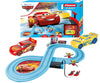 Carrera First -autorata Cars - Race of Friends -teemalla. Kuvassa näkyy kahden auton rata, jossa autot kilpailevat toisiaan vastaan. Sopii yli 24 kuukauden ikäisille lapsille.