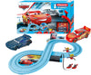 Carrera First -autorata Cars Power Duel -teemalla. Sininen ja punainen kilpa-auto. Ikäsuositus 2 vuodesta ylöspäin.