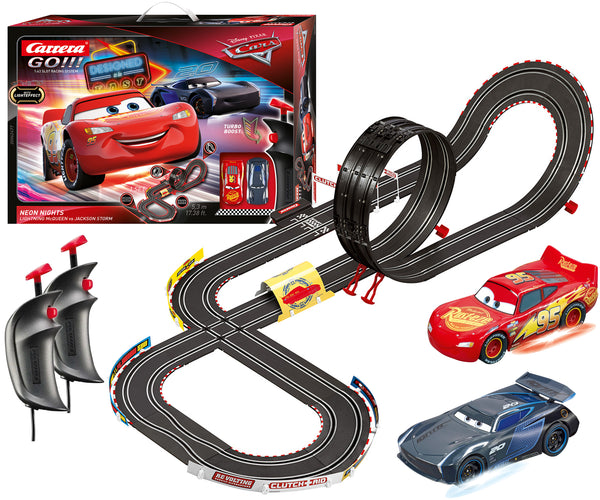 Carrera Go -autorata, Neon Nights -teemalla. Kuvassa näkyy radan mutkia ja kaaria, sekä kaksi kilpa-autoa.
