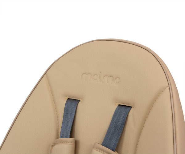 Vaalean beige kahdella tavalla käytettävä syöttötuoli.