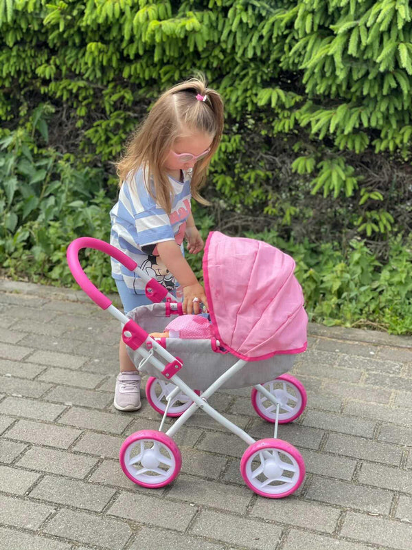 Milly Mally Dori Prestige nukkien vaunut, vaaleanpunainen, kuvassa on vaaleanpunaiset nukkien vaunut, joiden kahvat ovat korkealla ja joiden alla on neljä pyörää.