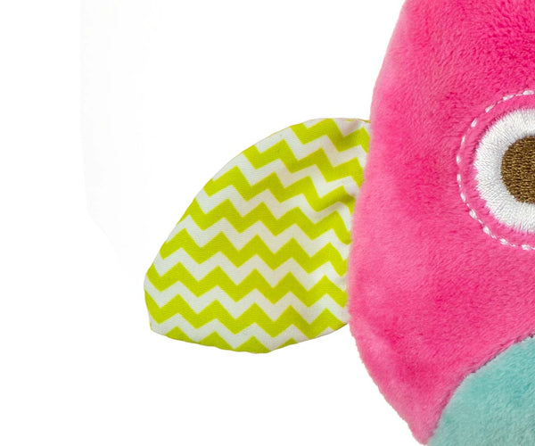 Milly Mally -merkkinen pehmolelu, joka on ripustettu roikkumaan. Leikkisässä ulkomuodossa vaaleanpunainen pöllö, jossa on erilaisia kuvioita ja tekstuureja.