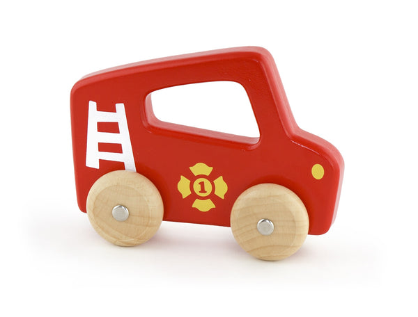 Punainen leikkiauto, jossa on sinisiä ja valkoisia yksityiskohtia. Autossa on paloautoaiheinen design ja se on varustettu keltaisilla pyörillä.