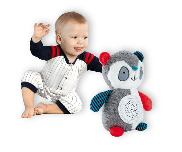 Mustavalkoinen panda pehmolelu, jossa on sisäänrakennettu projektori. Pehmolelun vatsassa on kuvioita ja tähtiä, jotka heijastuvat projektorin avulla ympäristöön.