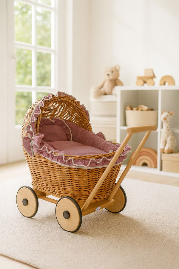 My Sweet Baby - Chiara luonnollinen rottinkinen nukenvaunu vuodevaatteilla, pehmeällä pehmusteella ja puuteriroosana