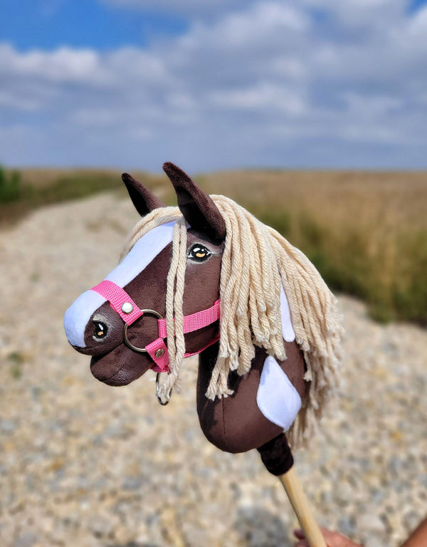 Super Hobby Horse - Super Hobby Horse Premium western Iv tummanruunikko keppihevonen A4