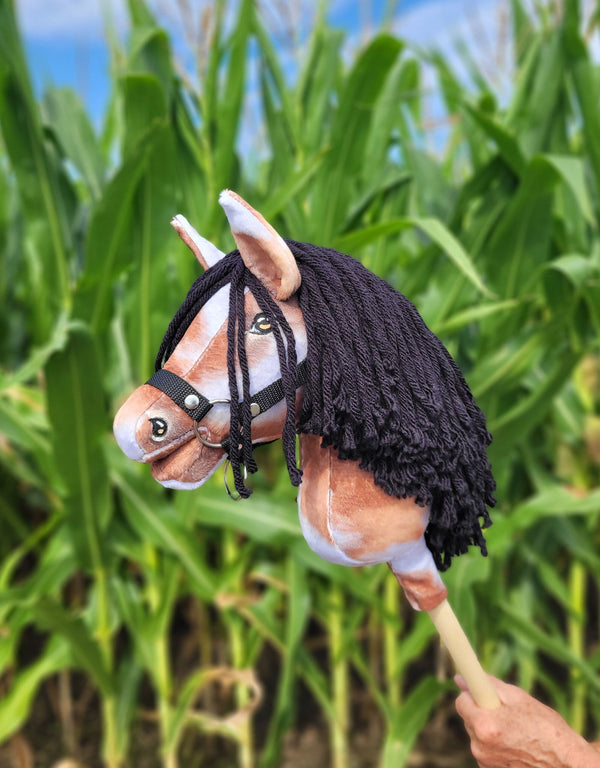 Super Hobby Horse - Super Hobby Horse Premium keppihevonen tobiano ruunikkohevonen mustalla harjalla A4