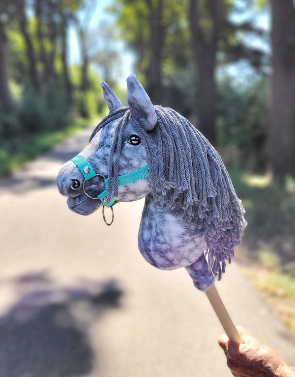 Super Hobby Horse - Super Hobby Horse Premium keppihevonen pilkullinen harmaa hevonen harmaalla harjalla A4