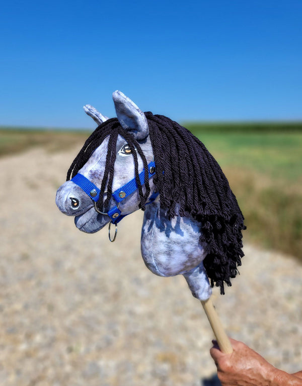 Super Hobby Horse - Super Hobby Horse Premium keppihevonen - kirjava harmaa hevonen mustalla harjalla A4