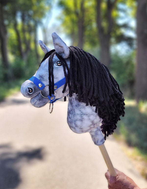 Super Hobby Horse - Super Hobby Horse Premium keppihevonen - kirjava harmaa hevonen mustalla harjalla A4