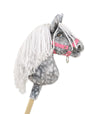 Super Hobby Horse - Super Hobby Horse Premium keppihevonen pilkullinen harmaa hevonen valkoisella harjalla A4