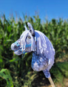 Super Hobby Horse - Super Hobby Horse Premium keppihevonen pilkullinen harmaa hevonen valkoisella harjalla A4
