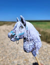 Super Hobby Horse - Super Hobby Horse Premium keppihevonen pilkullinen harmaa hevonen valkoisella harjalla A4