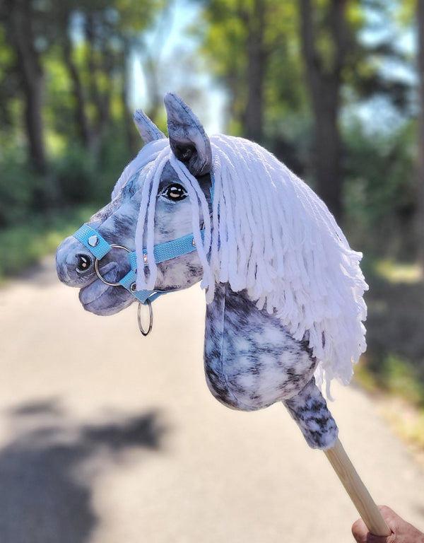 Super Hobby Horse - Super Hobby Horse Premium keppihevonen pilkullinen harmaa hevonen valkoisella harjalla A4