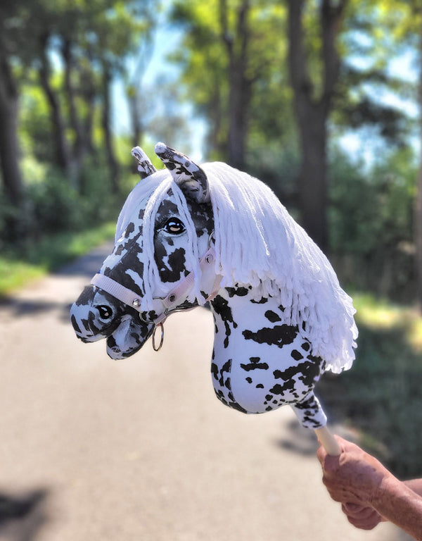 Super Hobby Horse - Super Hobby Horse Premium keppihevonen leopardihevonen valkoisella harjalla A3