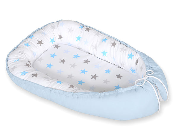 Bobono - Kaksipuolinen Premium Cocoon -vauvanpesä vauvoille Bobono harmaa-siniset tähdet / sininen