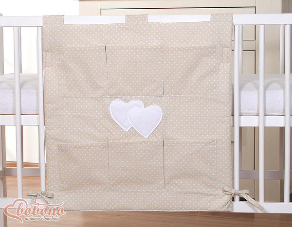 Bobono - Pinnasängyn reunapehmuste Hanging Hearts valkoinen pilkkukuosi beigenvärisellä taustalla
