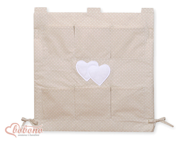 Bobono - Pinnasängyn reunapehmuste Hanging Hearts valkoinen pilkkukuosi beigenvärisellä taustalla
