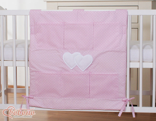 Bobono - Pinnasängyn reunasuojus Hanging Hearts valkoinen pilkullinen vaaleanpunainen