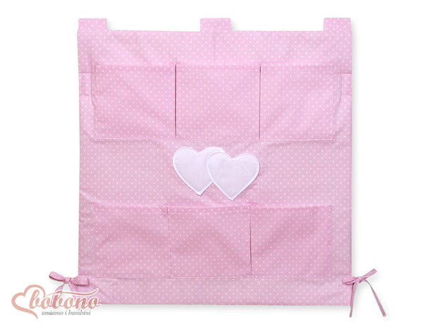 Bobono - Pinnasängyn reunasuojus Hanging Hearts valkoinen pilkullinen vaaleanpunainen