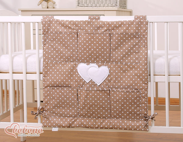 Bobono - Pinnasängyn tasku Hanging Hearts valkoiset pilkut ruskealla taustalla