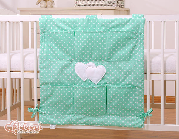 Bobono - Pinnasängyn reunapehmuste Hanging Hearts valkoiset pilkut mintunvihreällä