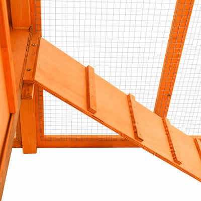 Kanakoppi pesälaatikolla Britonica (kuusi)