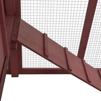 Mokka ja valkoinen kanakoppi pesälaatikolla Britonica (kuusi)