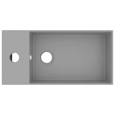 Kylpyhuoneen pesuallas ylivuodolla keraaminen vaaleanharmaa