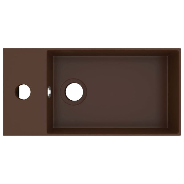 Tummanruskea kylpyhuoneen pesuallas ylivuodolla keraaminen Amina