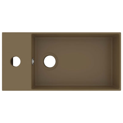 Kylpyhuoneen pesuallas ylivuodolla keraaminen matta kerma