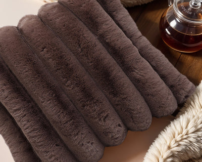 Taupe Koristetyyny Rib Rabbit 50 x 50