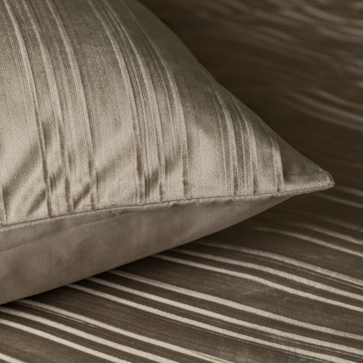 VUODEVAATTEET - Velvet Lining Taupe Pussilakanasetti