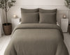 VUODEVAATTEET - Lazy peitto Mousseline Taupe tyynyliinoilla