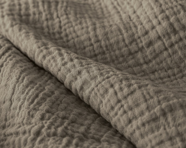 VUODEVAATTEET - Lazy peitto Mousseline Taupe tyynyliinoilla