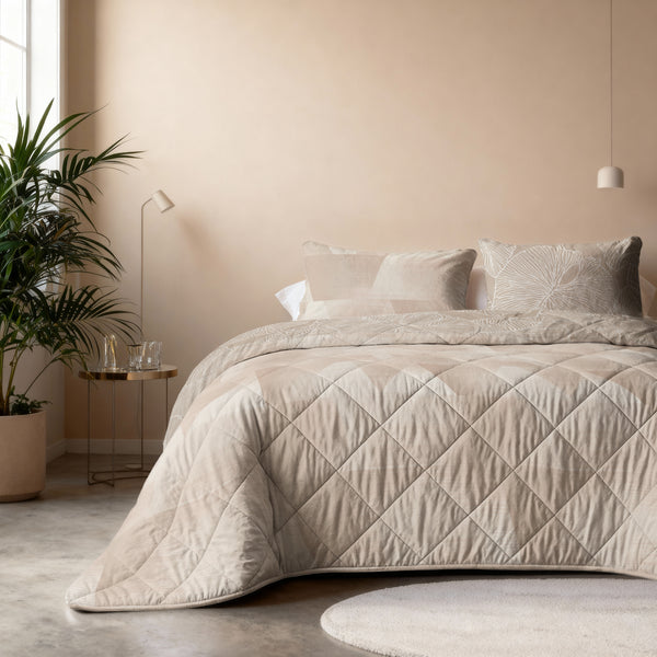 VUODEVAATTEET - Lazy peitto Warm Triangles hiekka/Beige tyynyliinoilla