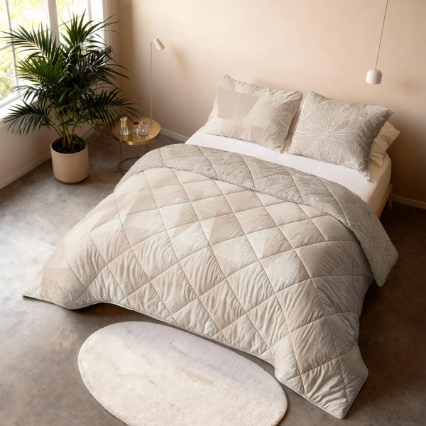 VUODEVAATTEET - Lazy peitto Warm Triangles hiekka/Beige tyynyliinoilla