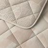 VUODEVAATTEET - Lazy peitto Warm Triangles hiekka/Beige tyynyliinoilla